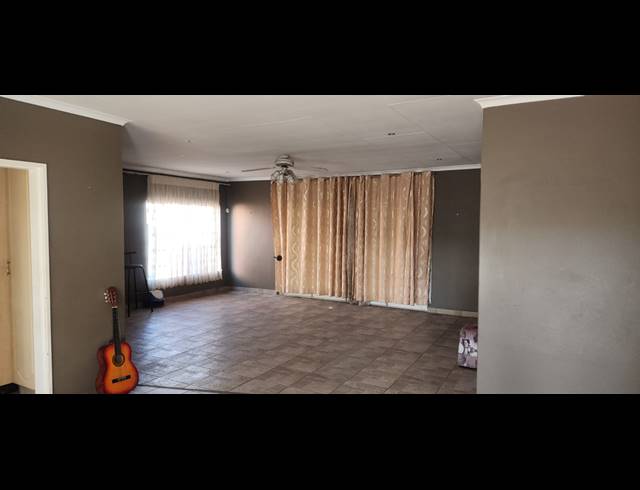 3 BEDROOM HOUSE FOR SALE IN BISLEY